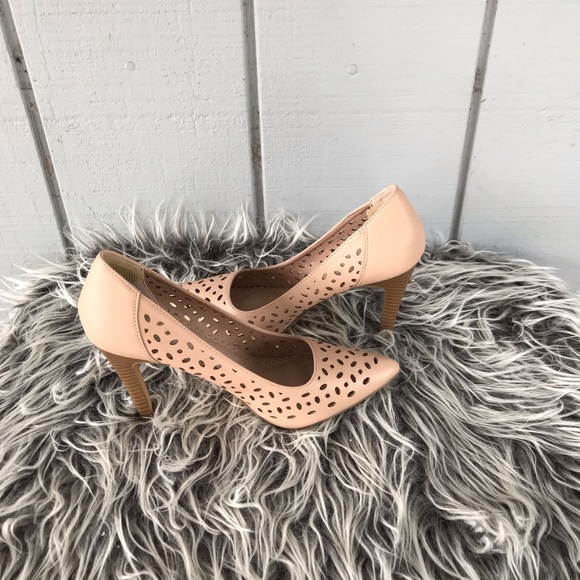 Restricted Pointed Toe Heels - Picture 3 of 9